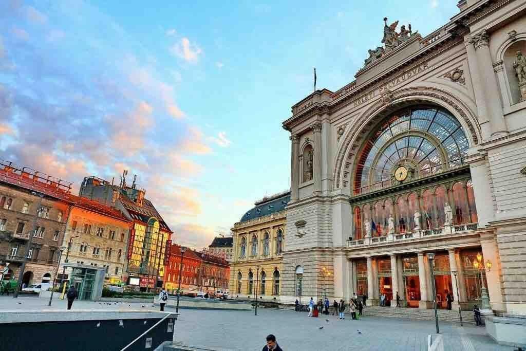 Keleti Palyaudvar Train Station-home Boedapest